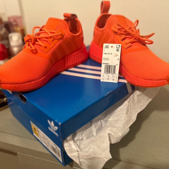 ‼️Price Drop‼️ 🥇 offer being accepted Adidas NMD_R1 Shoes - Picture 2 of 9